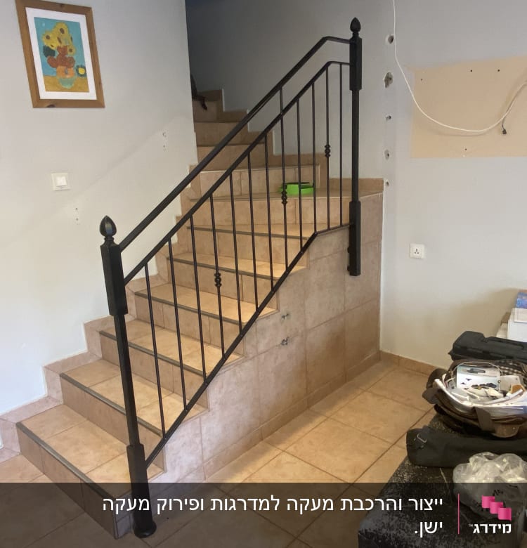 מסגרת עץ עם תמונה על קיר ליד מדרגות